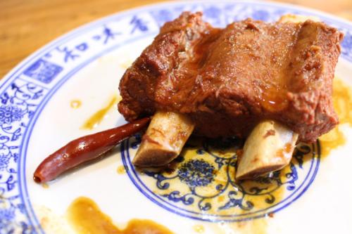 如何制作鲜嫩多汁的卤大排